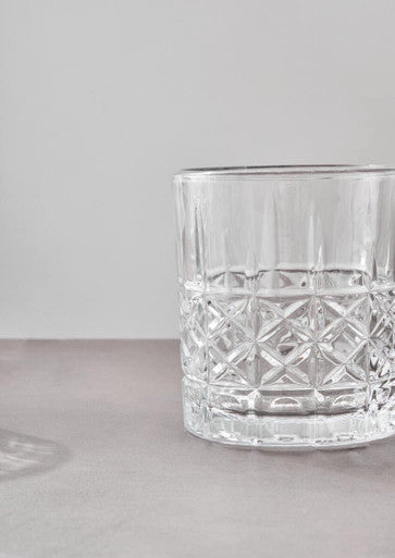 Diamond Pattern Decanter with Four Glasses | Dayla