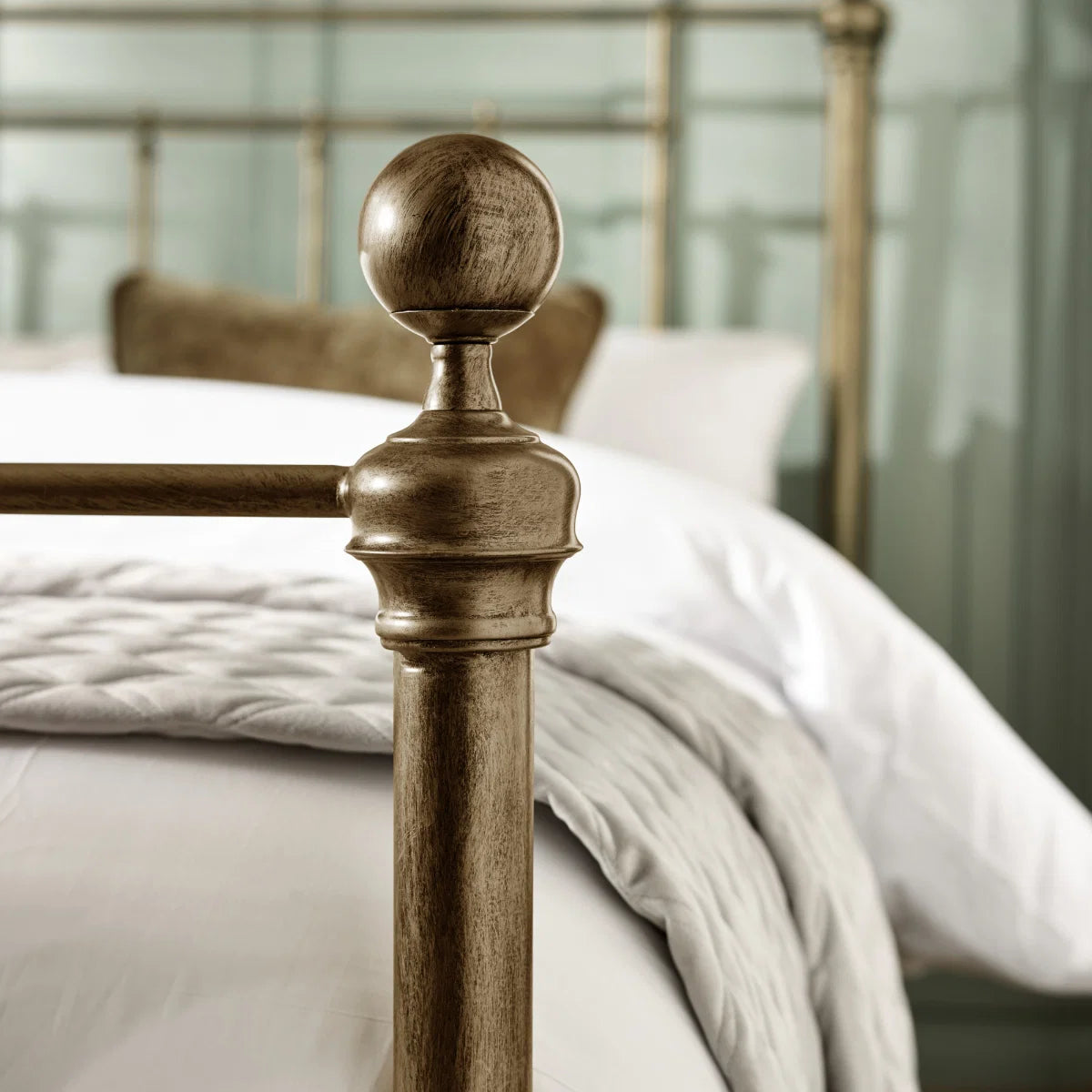 Aurelia Metal Bed