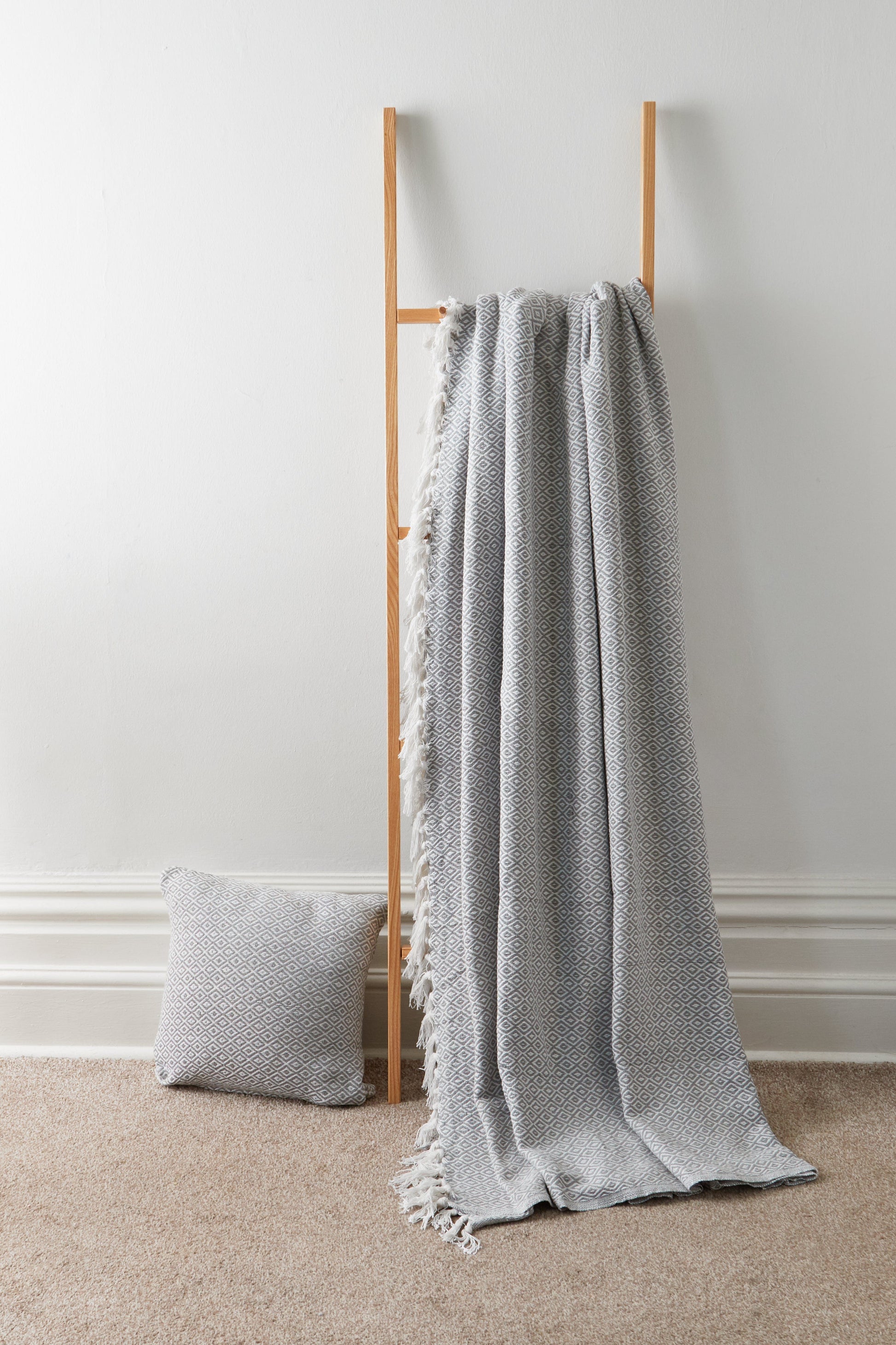 OLIVIA ROCCO Regal Handwoven Pure Cotton Throw Blanket Diamond Geometric Pattern